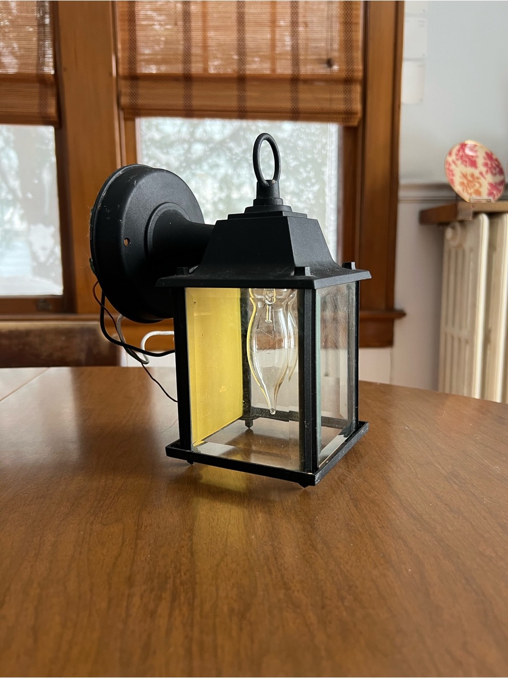 Outdoor wall mounted light